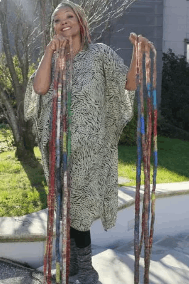 لهذا السبب المحزن جدا: لم تقص أظافرها منذ عام 1997 ودخلت موسوعة غينيس كصاحبة أطول أظافر! (صور)