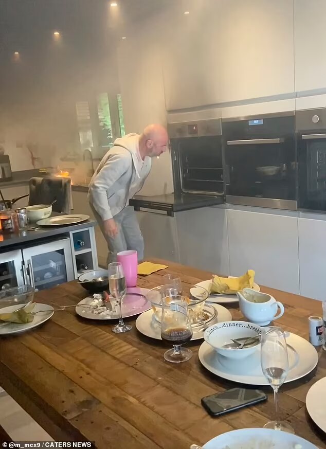 عملية إنقاذ فريدة من نوعها... رجل يخاطر بحياته وسط النيران وابنته تدخل في نوبة من الضحك! (صور)