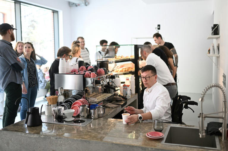 لتأمين فرص عمل للمقعدين... افتتاح مقهى ببرنامج مختلف ومميز في وارسو! (صور)