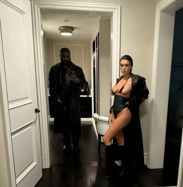 صورها داخل الحمام بشبه ملابس كشفت كل شيء تقريبا... كاني ويست وزوجته يضربان من جديد: لا سراويل هذا العام ! (صور)