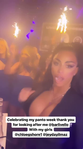 صدمت المتابعين... نجمة شهيرة تكشف عن محاولتها للحصول على أكبر ثديين في بريطانيا ! (صورة)