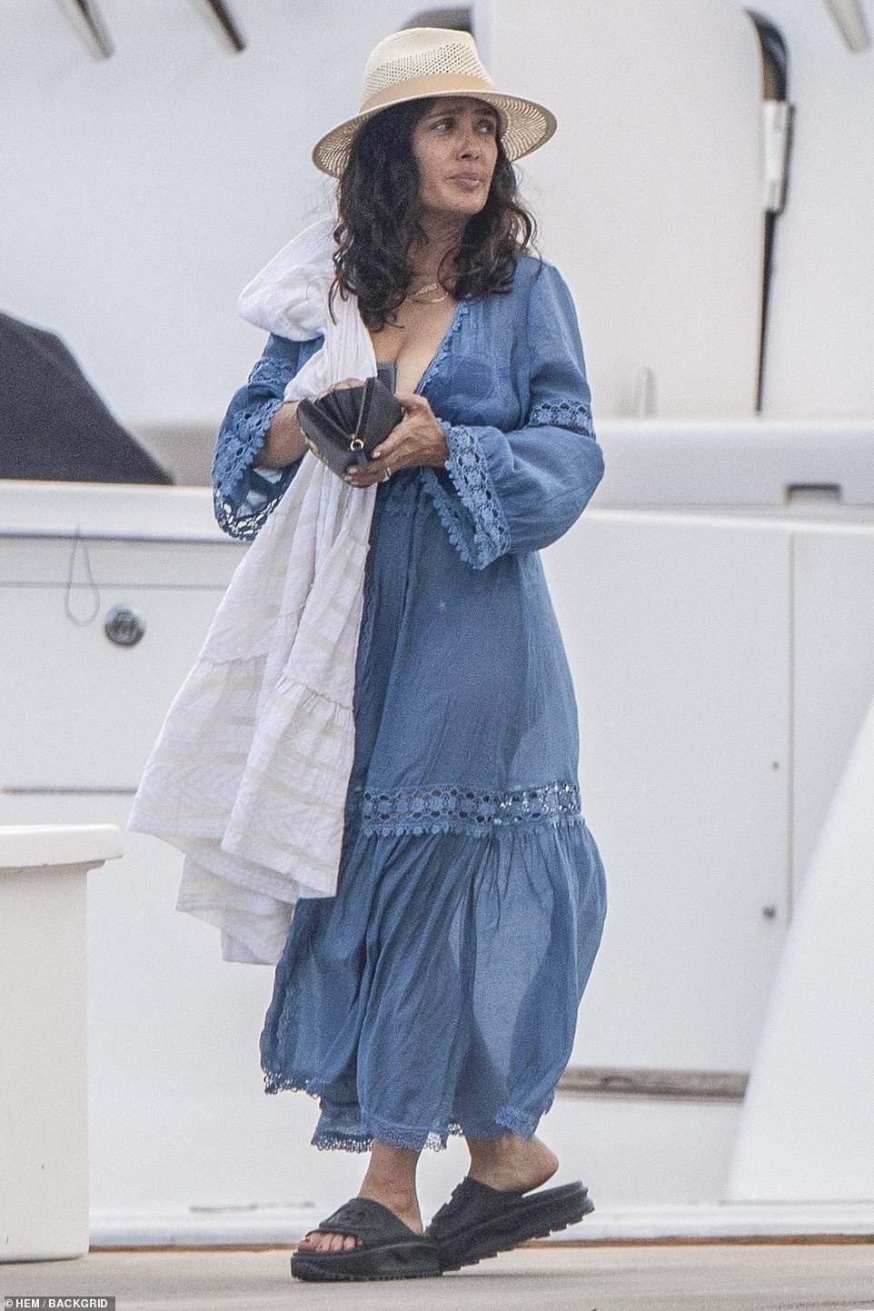 في بيكيني أزرق ملفت... سلمى حايك تستمتع بالعطلة الصيفية برفقة زوجها الملياردير! (صور)