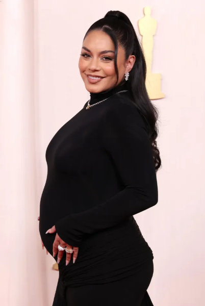 في حفل الأوسكار... نجمة High School Musical تفجر مفاجأة على السجادة الحمراء (صور)