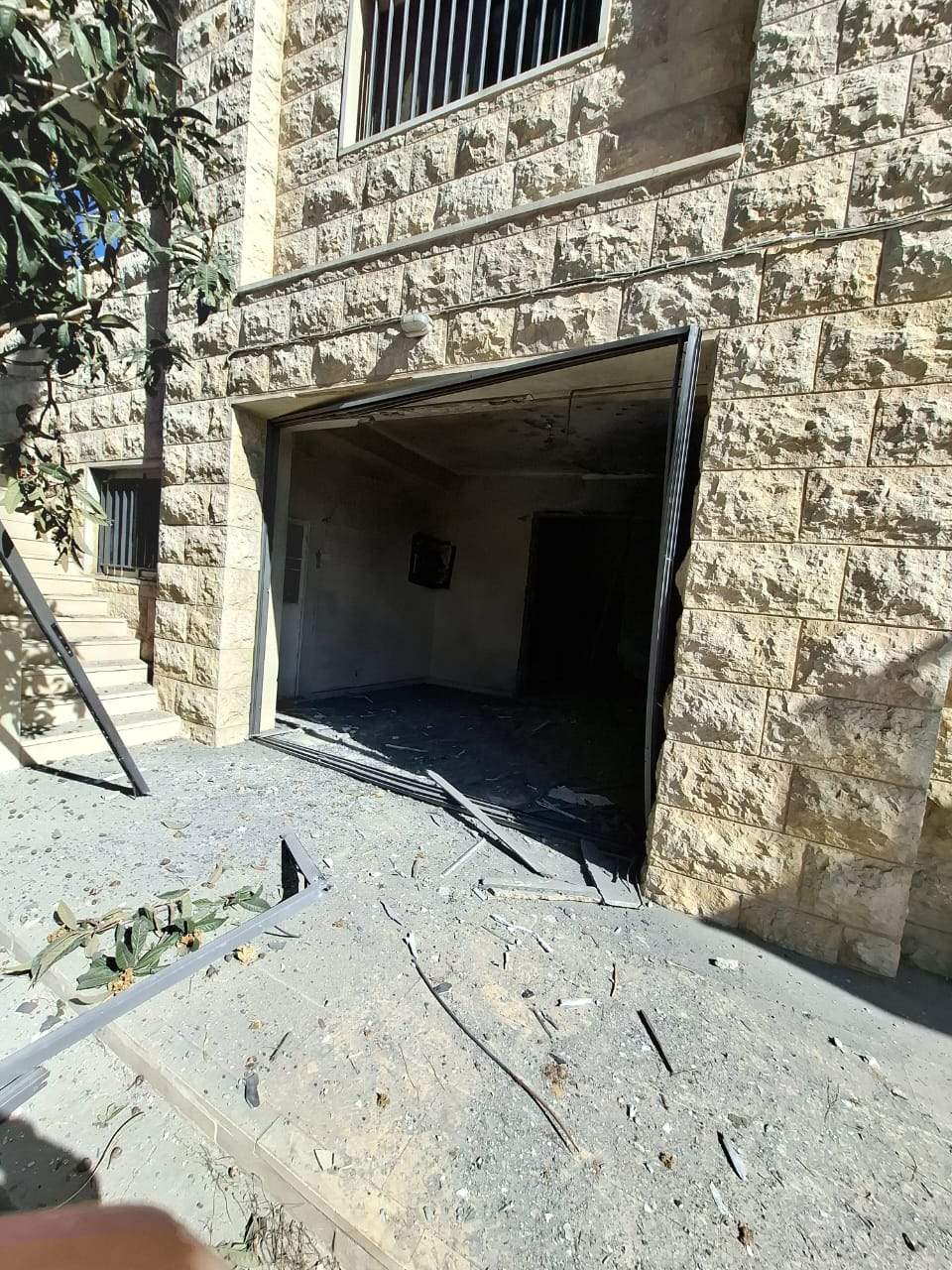 سقوط صاروخ على أحد المنازل في بوليفار جديدة مرجعيون ما تسبب بأضرار فيه (صور)