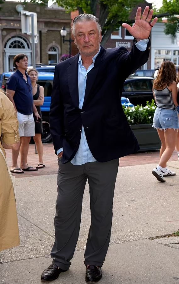 بعد إلغاء محاكمته... أليك بالدوين يظهر للمرة الأولى على السجادة الحمراء (صور)