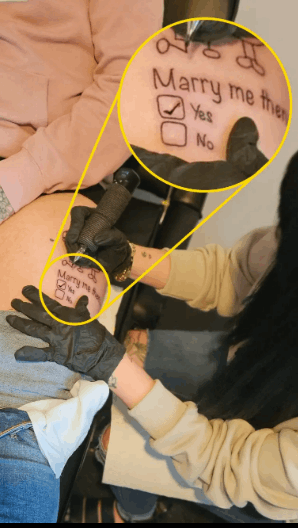  لقد كان بنطالي حول كاحلي عندما تقدمت لها ... طلب يد حبيبته بأغرب طريقة ممكنة: لن تصدقوا ما فعله! (صور)