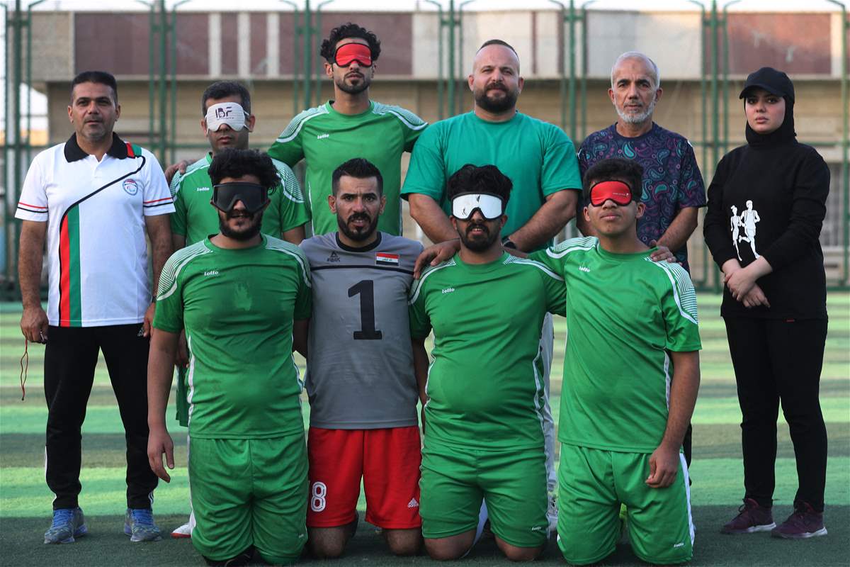 بعدما فقد بصره... رجل يحقق حلمه بتأسيس أول فريق كرة قدم للمكفوفين في العراق (صور)