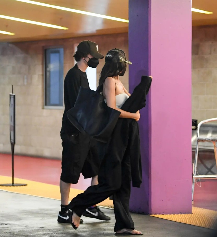 كايلي جينر تتخفى مع حبيبها في العلن... كمامة على الوجه وإطلالة غريبة (صور)