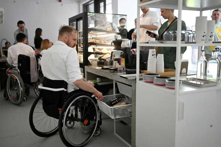 لتأمين فرص عمل للمقعدين... افتتاح مقهى ببرنامج مختلف ومميز في وارسو! (صور)