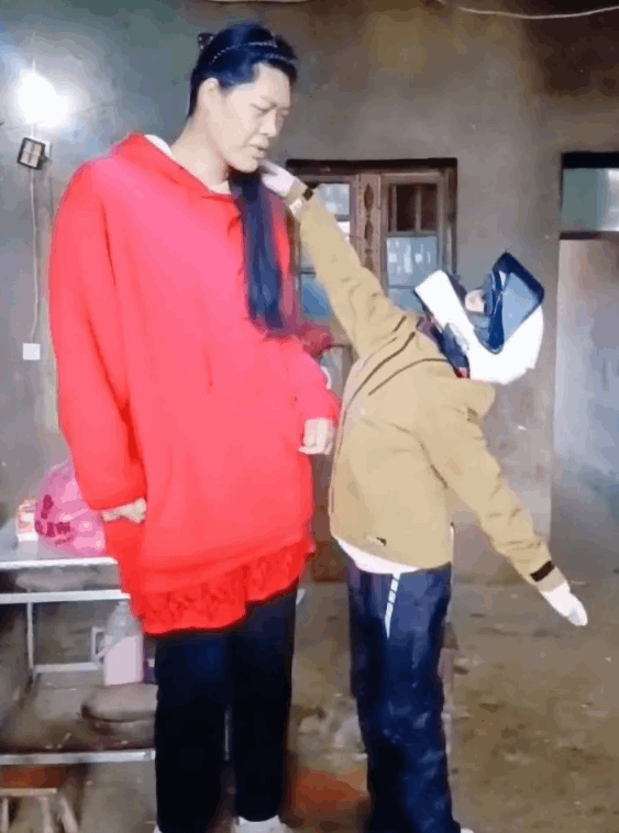 وفاة أطول امرأة في العالم ... العملاقة رحلت عن عمر 23 سنة والسبب: ظروف غير عادية ؟! (صور)