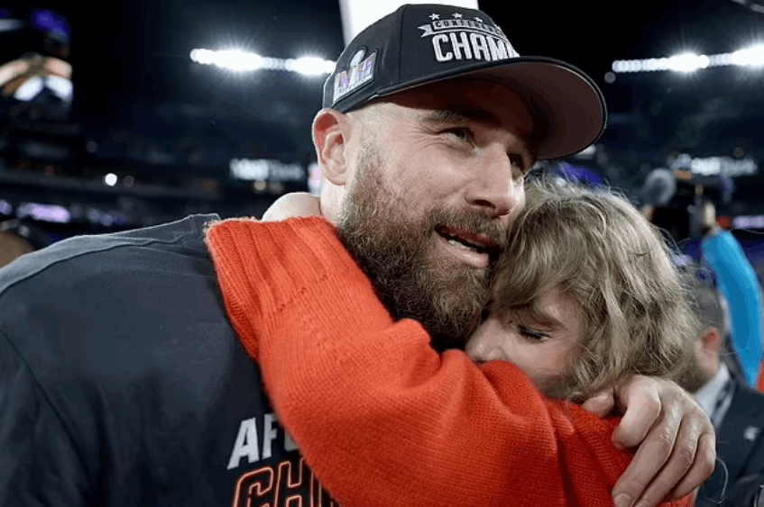 اجتاحت الإنترنت... عناق وقبلة حارة بين تايلور سويفت وحبيبها أمام الجمهور (صور)