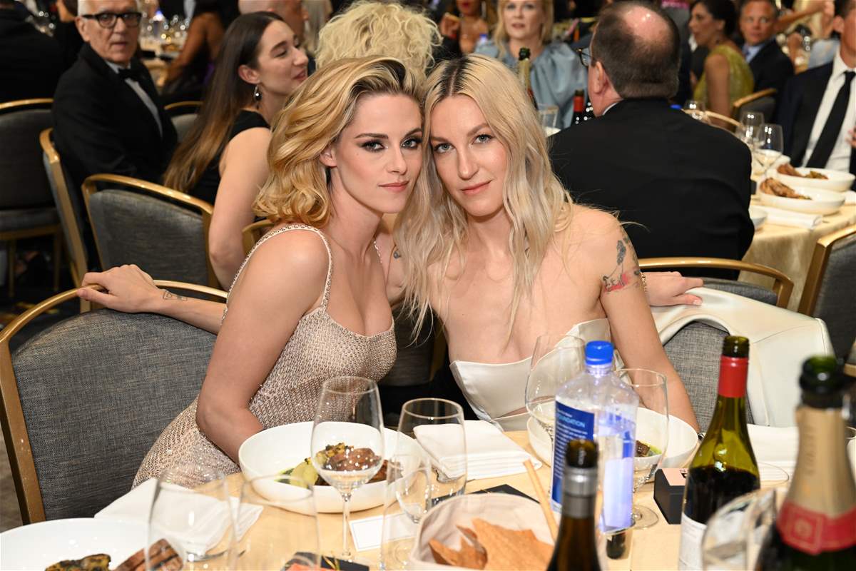 نجمة توايلايت تصدم الجمهور بصورتها الفاضحة... ظهرت عارية الصدر ووضعت يدها في ملابسها الداخلية! (صورة)