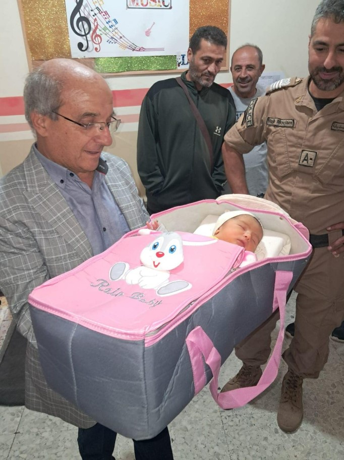 ولادة أول طفلة في مركز نزوح: كلارا (صورة)