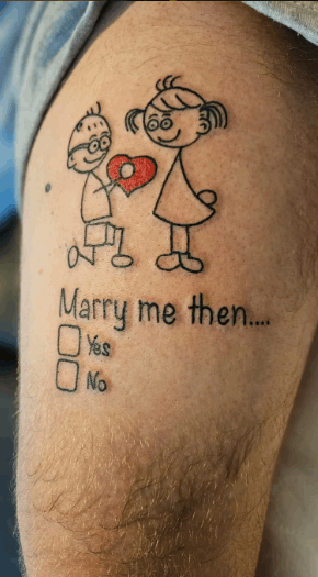  لقد كان بنطالي حول كاحلي عندما تقدمت لها ... طلب يد حبيبته بأغرب طريقة ممكنة: لن تصدقوا ما فعله! (صور)