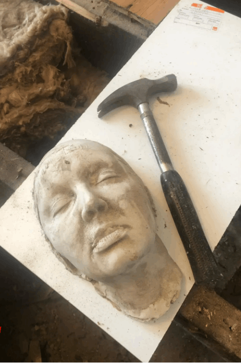  كان زوجي يسحب ألواح الأرضية وعثر عليه ... اكتشاف مرعب وغامض: قناع الموت؟! (صورة)