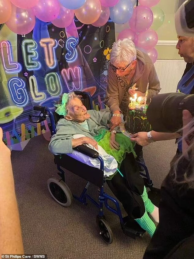 مسنة تستقبل عامها الـ103... كيف احتفلت بالمناسبة؟ (صور)