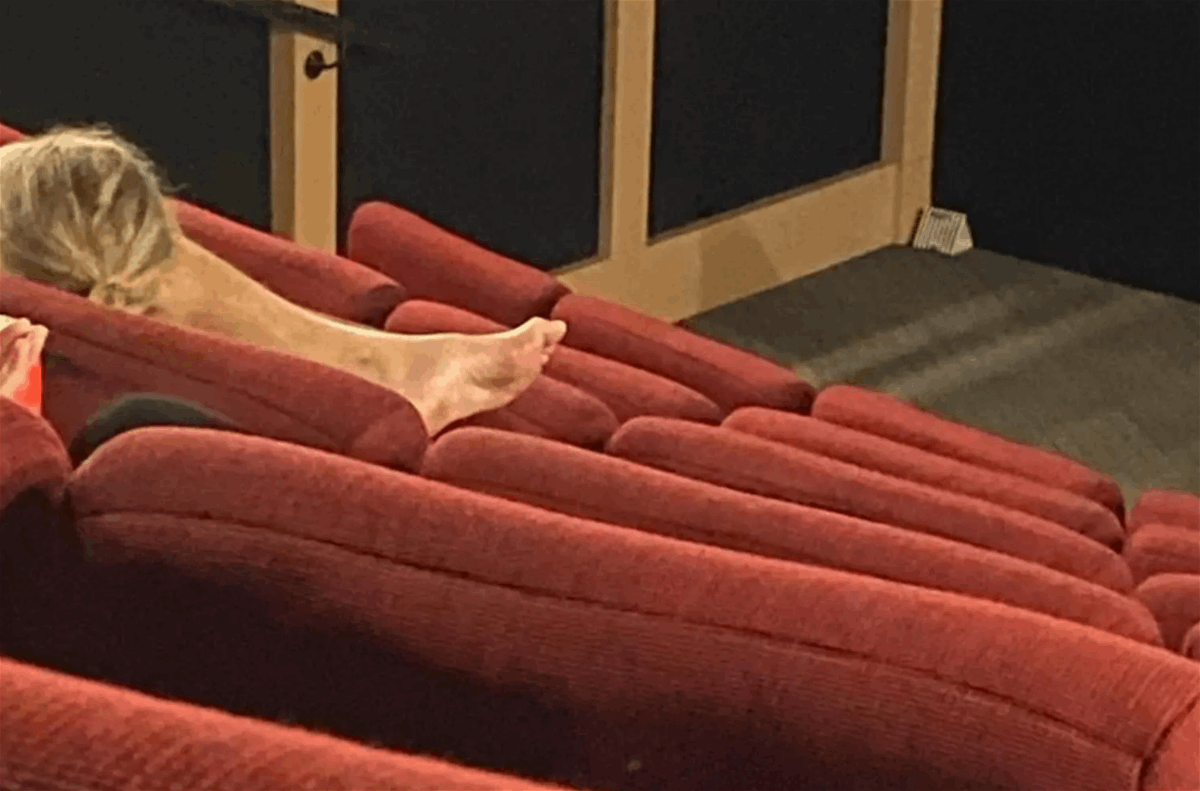 ما رآه داخا صالة السينما صدمه... هذا المشهد بدا جنونيا بالنسبة لي ! (صورة)