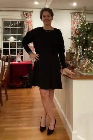 بهدف إنقاذ الكوكب والتحرر من سيطرة الموضة على عقول النساء... امرأة ترتدي الفستان نفسه لعام كامل! (صورة)