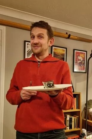 امرأة تطلب إعداد قالب حلوى لها ولصديقها وفق تفاصيل معقدة... والنتيجة الواقعية التي حصلت عليها صادمة! (صور)