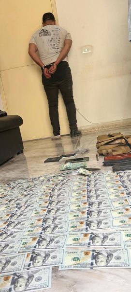 يسرق السيارات ويروج العملة المزيفة... مطلوب خطير في قبضة المعلومات 