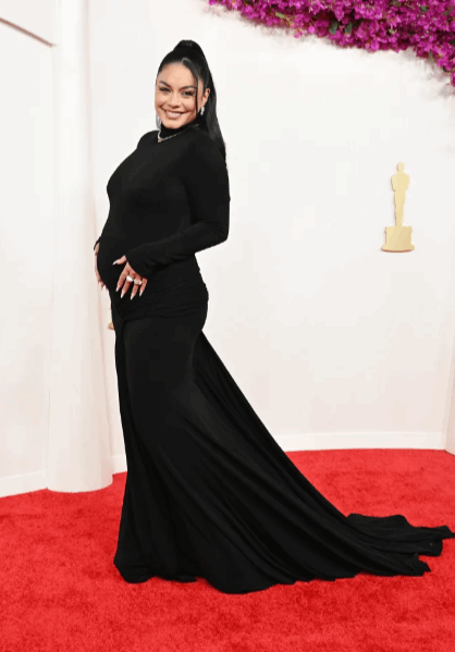 في حفل الأوسكار... نجمة High School Musical تفجر مفاجأة على السجادة الحمراء (صور)