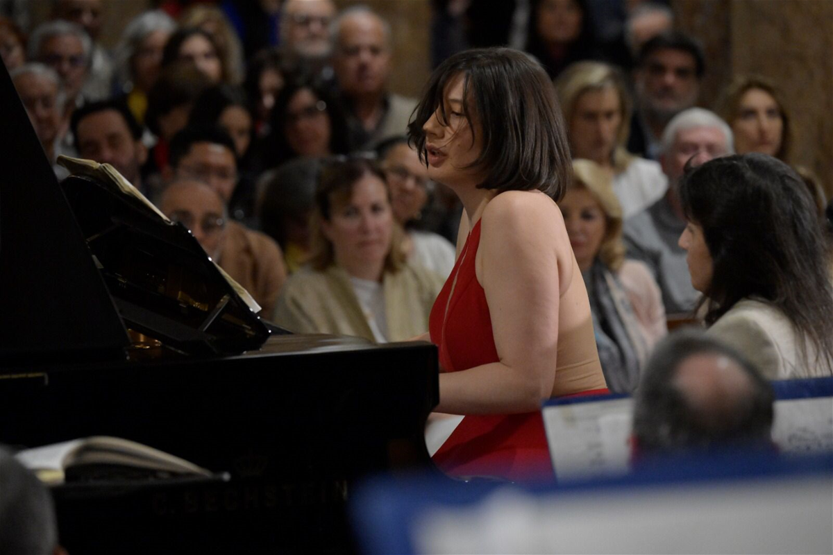 المايسترو العالمي شومان قائد الأوركسترا الفلهارمونية وعازفة البيانو بيريزوفسكي يحلقان في فضاء بيروت (صور)