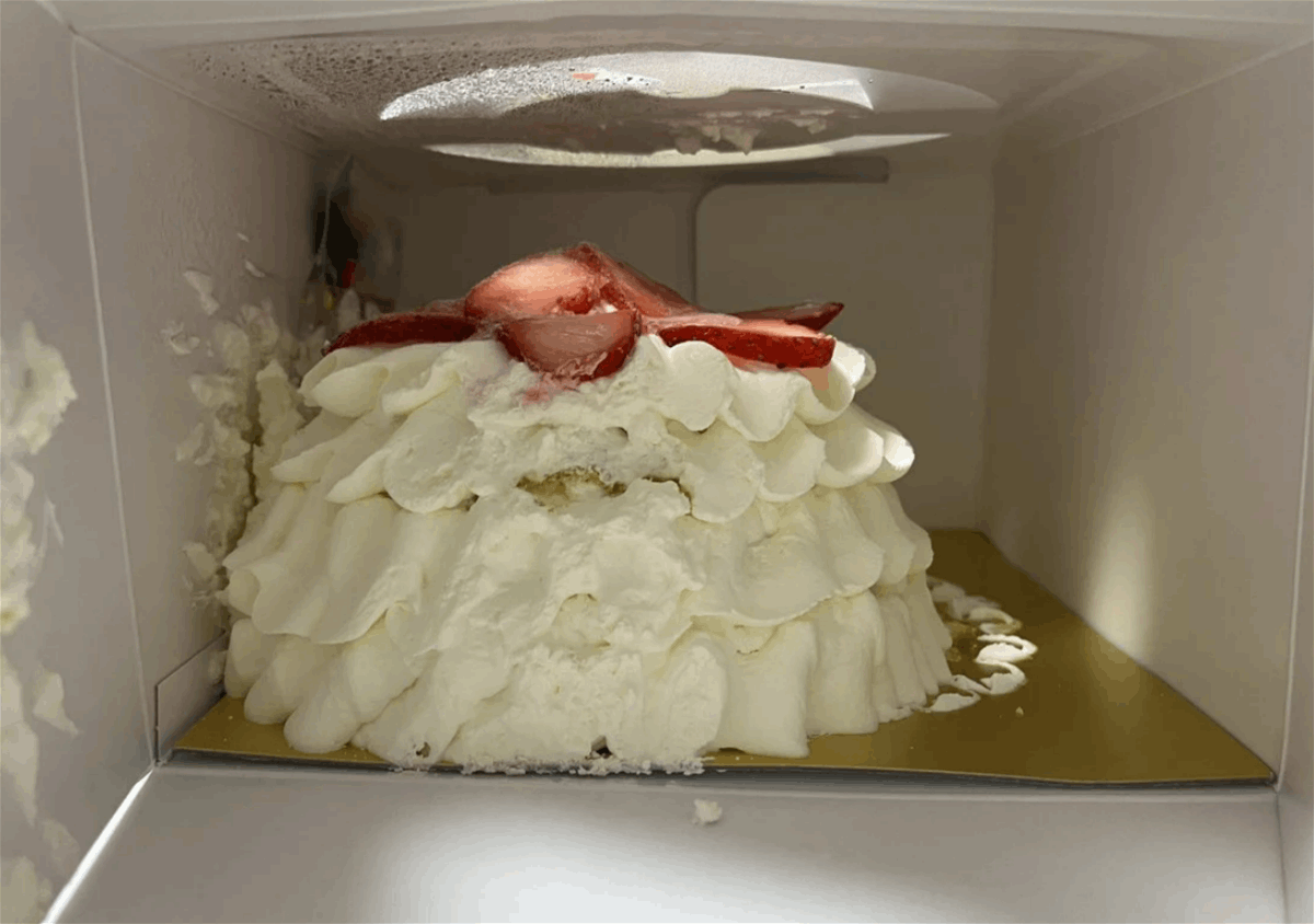 فضيحة قوالب الحلوى الميلادية المنهارة تثير ضجة في اليابان... وهذا ما أعلنته سلسلة المتاجر المصدرة! (صور)