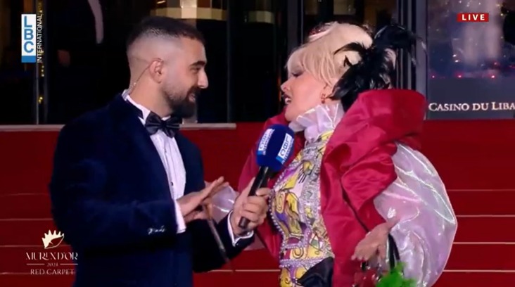 الليدي مادونا بإطلالة ملونة ومميزة على السجادة الحمراء... هكذا بدت (صور)