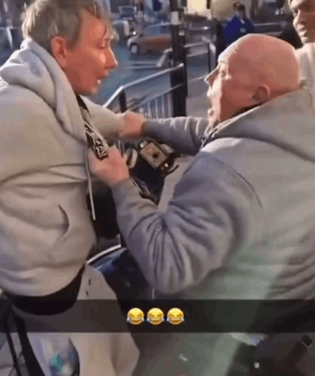 شجار حاد على الطريق... دهس سيدة ولكم رجلا في مشهد عنيف! (صور)