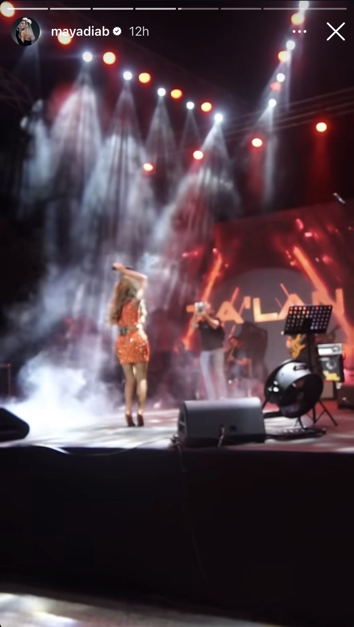 مايا دياب بإطلالة براقة برتقالية في حفلها الأخير... من انضم إليها على المسرح؟ (صور)
