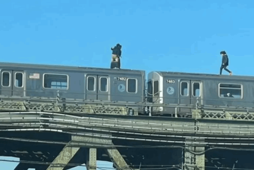 الأول خلع سرواله والثاني تشبث به... رجلان صعدا فوق قطار متحرك في نيويورك وما فعلاه إباحي وصادم؟! (صور)