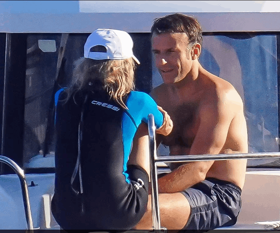 الثنائي الفرنسي الأول يستمتع بإجازة مميزة... يخت ونشاطات مائية واسترخاء! (صور)