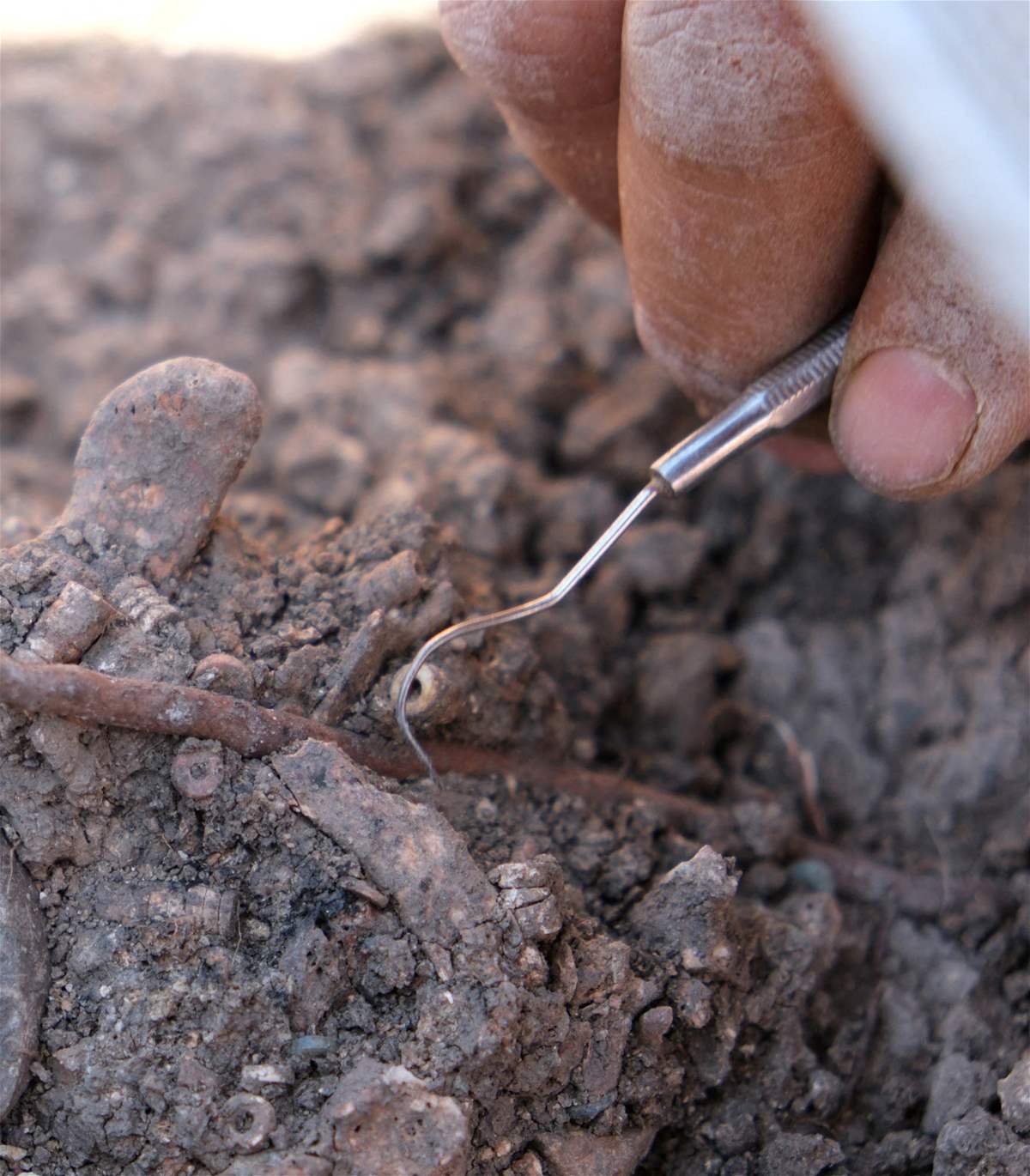 بعد البحث في مدافن عمرها 11 ألف سنة ظهرت الحقيقة... الإنسان القديم كان يثقب الشفاه والآذان للزينة؟!