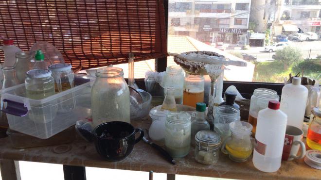 توقيف شخص يقوم بتصنيع إحدى أخطر أنواع المخدرات بمساعدة زوجته