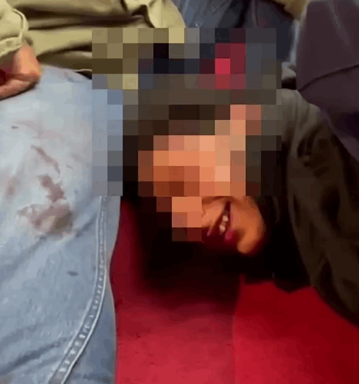  ثبتوه على الأرض فابتسم ابتسامة عريضة ... حقائق صادمة عن المراهق الذي طعن الأسقف مار ماري إيمانويل! (صور)