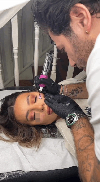 قررت أن توجه رسالة كراهية الى شقيقتها من خلال وشم... ما حفرته على خديها لا يصدق! (فيديو)