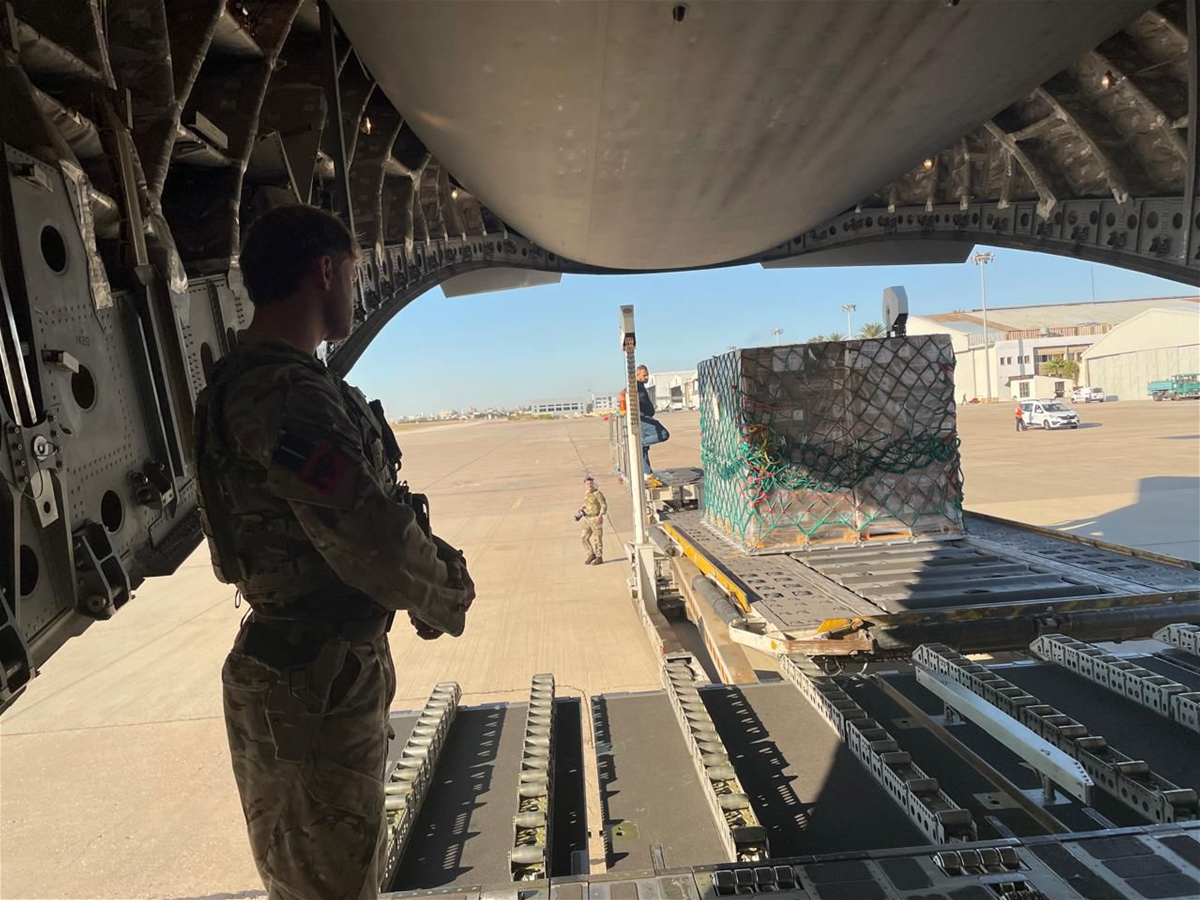 سلاح الجو الملكي البريطاني ينقل إمدادات غذائية وطبية حيوية للجيش: القوة الشرعية الوحيدة للدولة اللبنانية