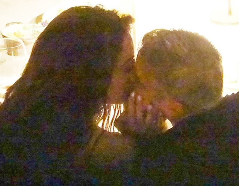 قبلات حميمة تجمع جورج كلوني بزوجته اللبنانية في إيطاليا (صور)