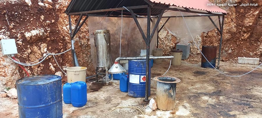 دهم منازل ومستودعات في بلدة اليمونة - البقاع... وضبط معمل لتصنيع المخدرات (صور)