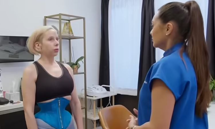 أربعينية مدمنة على ارتداء المخصر ... لن تصدقوا الحجم الذي بلغه خصرها خلال هذه السنوات! (صور)