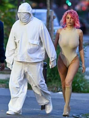 ظهرت بشعر وردي... زوجة كانييه ويست تتعرض لحملة انتقادات واسعة!