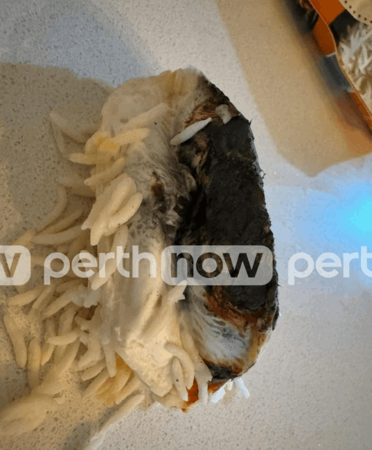  كان هناك دماء ورائحة رطبة قديمة ... ما عثرتا عليه داخل كيس الأرز أرعبهما! (صور)