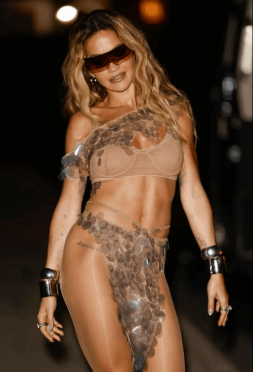 لم تترك شيئا للخيال... ريتا أورا تخطف قلوب الجماهير بإطلالة شفافة وجريئة جدا! (صور)