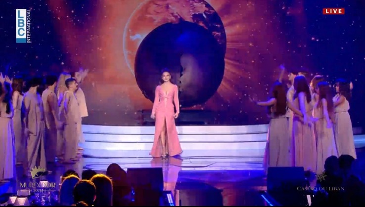 هيلدا خليفة تتألق بإطلالة وردية مخملية في موريكس دور 2024.. شاهدوا كيف بدت (صور)