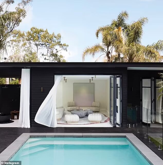 تكلفة ديكور منزلهما فاقت الـ٣ ملايين دولار ... وقوانين صارمة يواجهها طفل هذا الثنائي! (صور)