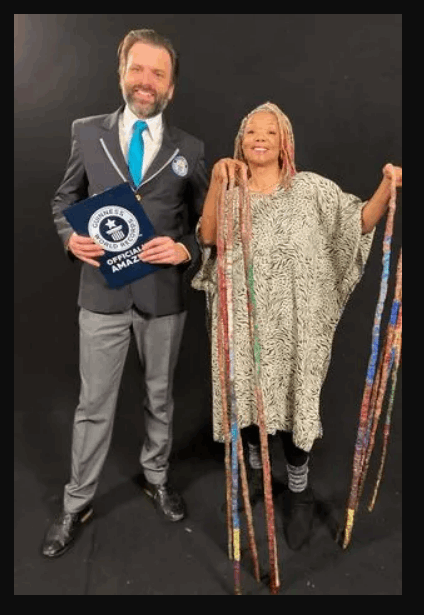 لهذا السبب المحزن جدا: لم تقص أظافرها منذ عام 1997 ودخلت موسوعة غينيس كصاحبة أطول أظافر! (صور)