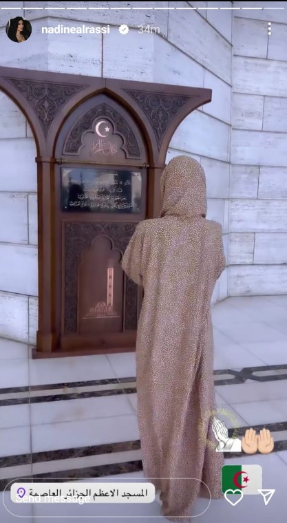 نادين الراسي بالحجاب في الجزائر... لقطة وهي تصلي داخل المسجد