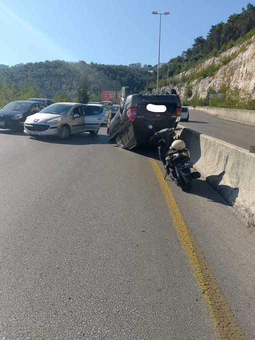 التحكم المروري: إنقلاب سيارة على اوتوستراد المتن السريع نزولا باتجاه نهر الموت والأضرار مادية وحركة المرور كثيفة في المحلة