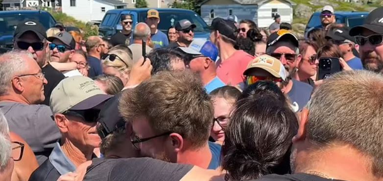 بعد أن فقد أثرها في البحر لأيام... مصير صادم ومميز لمجموعة من الصيادين! (صور)