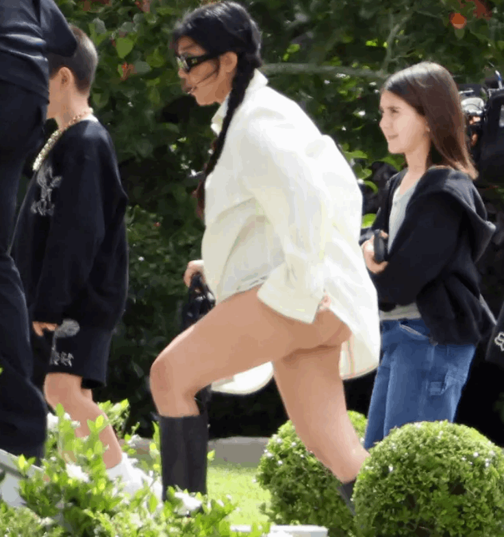 الهواء كشف مؤخرتها العارية... كورتني كارداشيان تتعرض لموقف محرج خلال نزهة مع أطفالها! (صور)